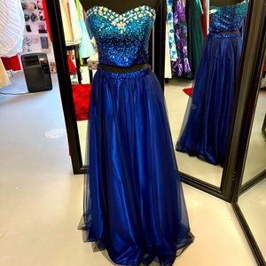 Sleeveless prom dress